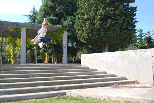 Mikel patinando