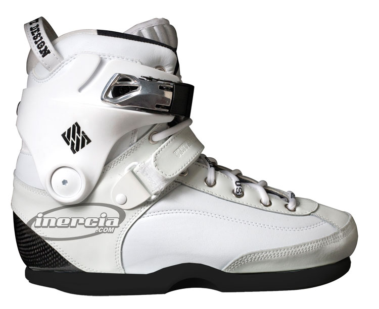 Patines en línea - Agresivo - Botas - CARBON II WHITE 2011 Llegan los esperadísimos Carbon II de USD. Unas botas de patinaje agresivo evolucionadas y diseñadas para convertirse en el nuevo referente del sector. Su carcasa de carbono, junto con la calidad de sus componentes, hace de éstas unas de las botas más resistentes, ligeras y cómodas del mercado. Lo que realmente sorprende, a parte del peso, es su reducido tamaño, pareciendo que llevamos varias tallas por debajo de lo habitual.  Sin duda, una maravilla para tus pies.