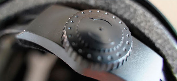como abrocharse el casco para patinar