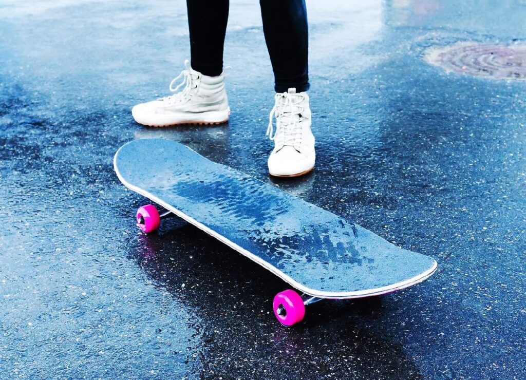 no uses tu skateboard en mojado